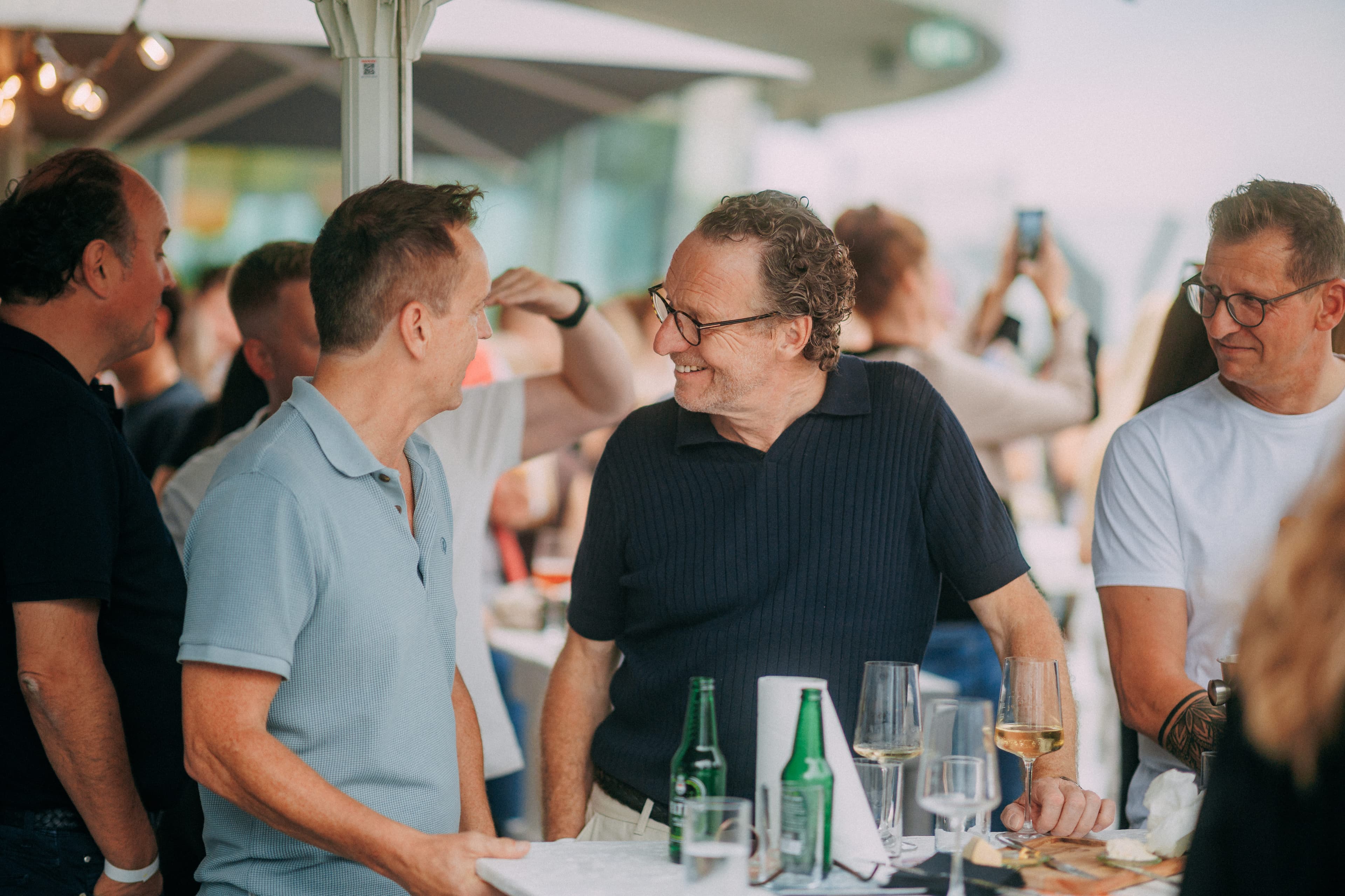 An einem Tisch sprechen zwei Personen miteinander